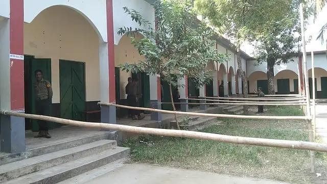 অনেকক্ষণ পর আসে দু-একজন ভোটার