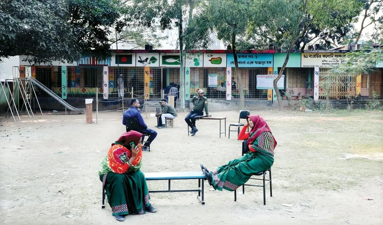 ফাঁকা ভোটকেন্দ্রে অলস সময়